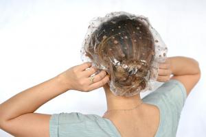 Правила нанесения средств по уходу за волосами