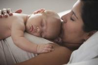 Как правильно и когда держать новорожденного столбиком?